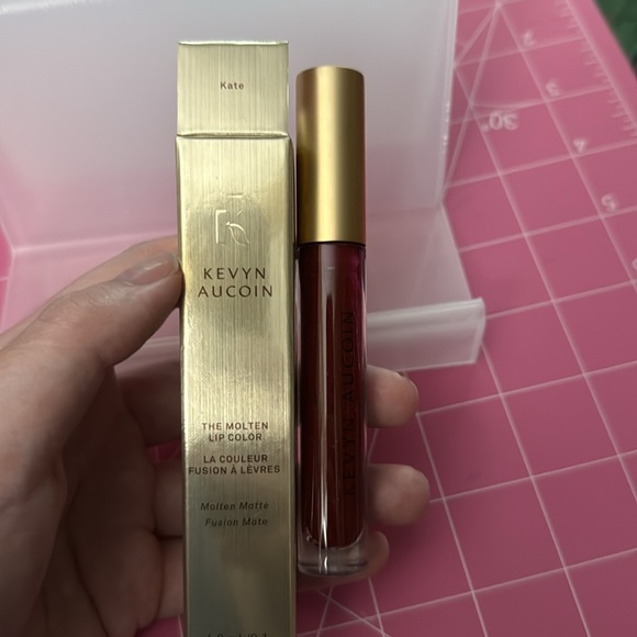 5 Kevyn Aucoin- Molten Liquid Lipsticks - Picture 7 of 8